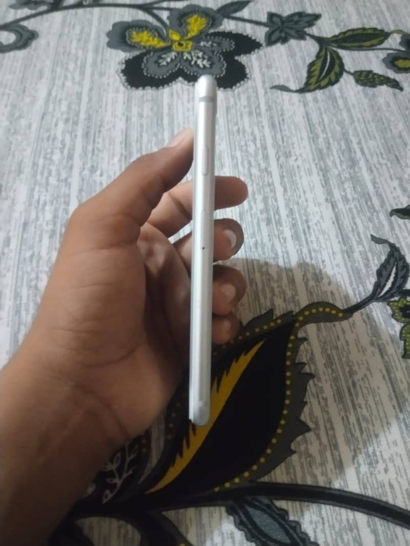 Apple iPhone 8 3