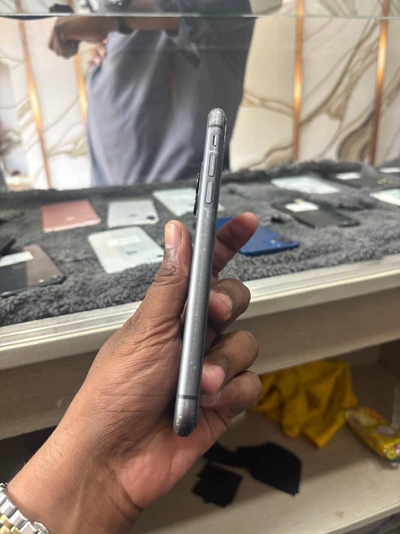 Apple iPhone 11 4