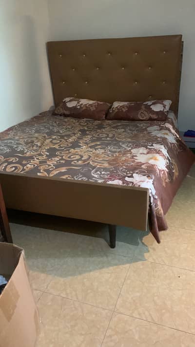 Old bed ko new karwaya ha  kali tali ka ha bedd Arjent sale karna ha