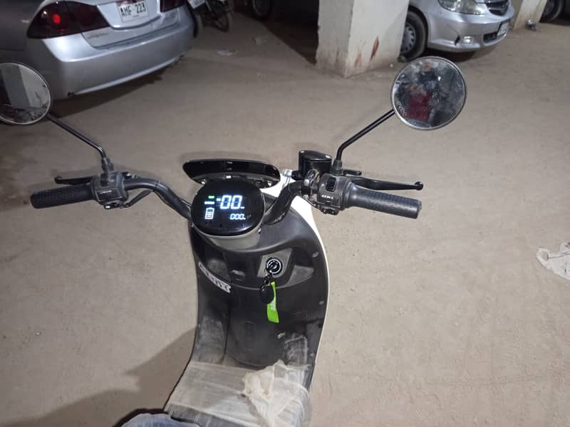 Title: Evee Nisa Tri Wheeler | Almost New | Only 15 KM 1