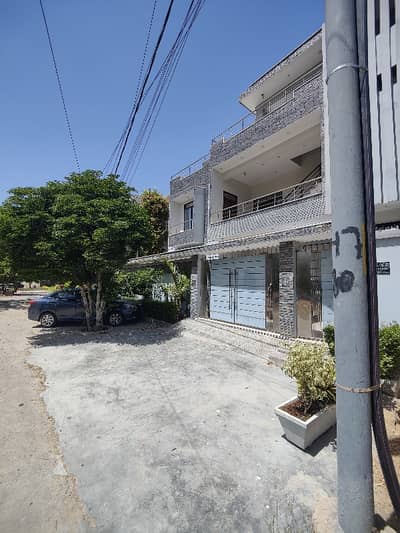 PRIME LOCATION PARK FACING OWNER BUILD 400 SQUARE YARDS 40 WIDE ROAD HOUSE FOR SALE IN SECTOR Y GULSHAN E MAYMAR KARACHI