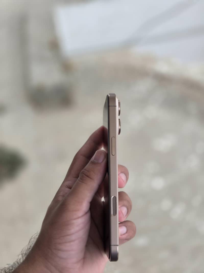 Apple iPhone 16 Pro Max 1