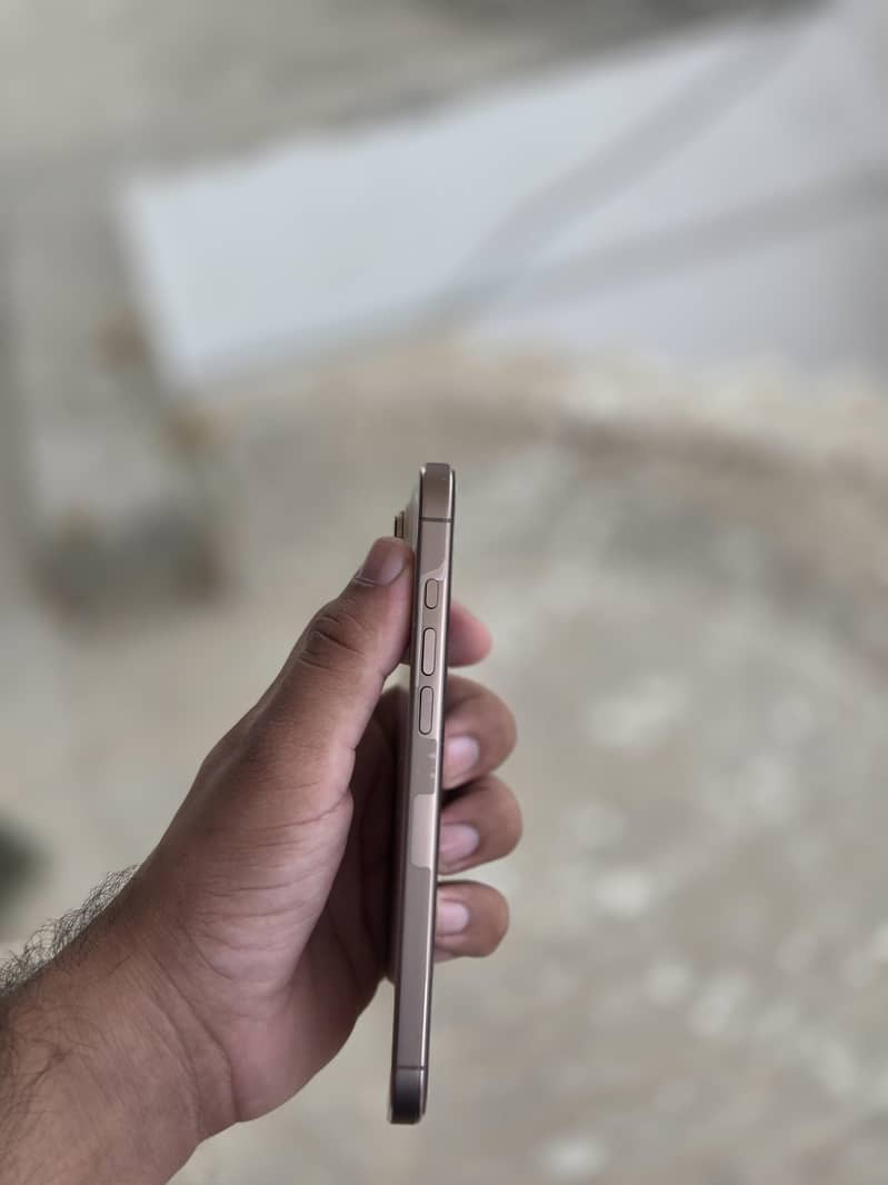 Apple iPhone 16 Pro Max 4