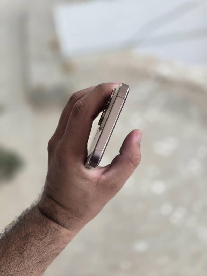 Apple iPhone 16 Pro Max 6