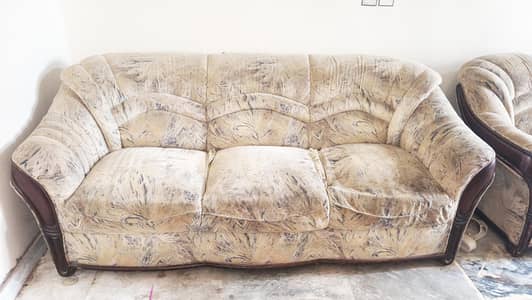 Elegant 5-Seater Sofa Set – Good Condition | Wooden Finish
