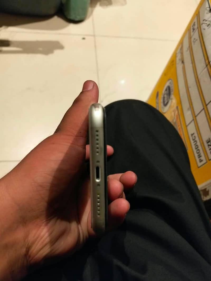 Apple iPhone 11 4