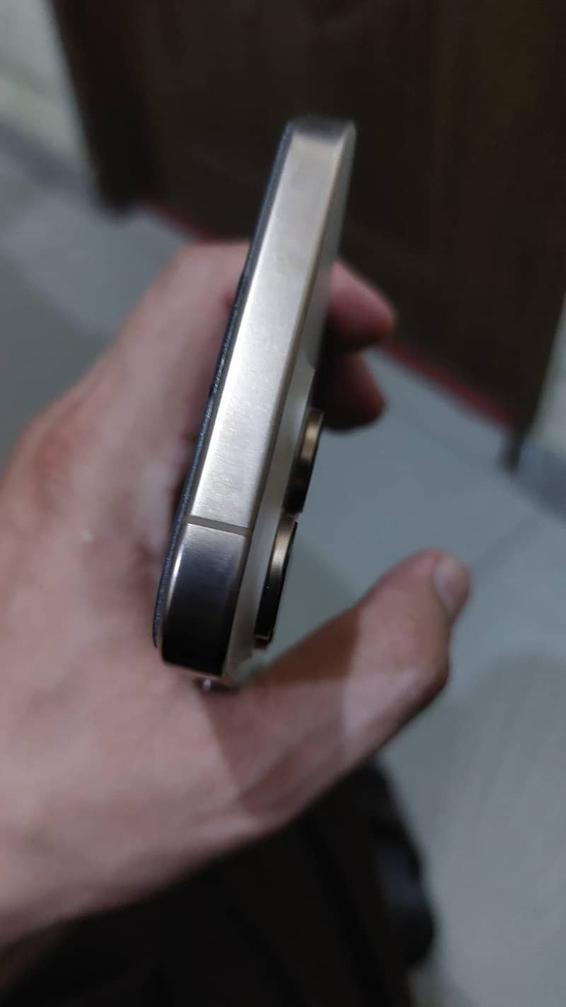 Apple iPhone 16 Pro Max 1