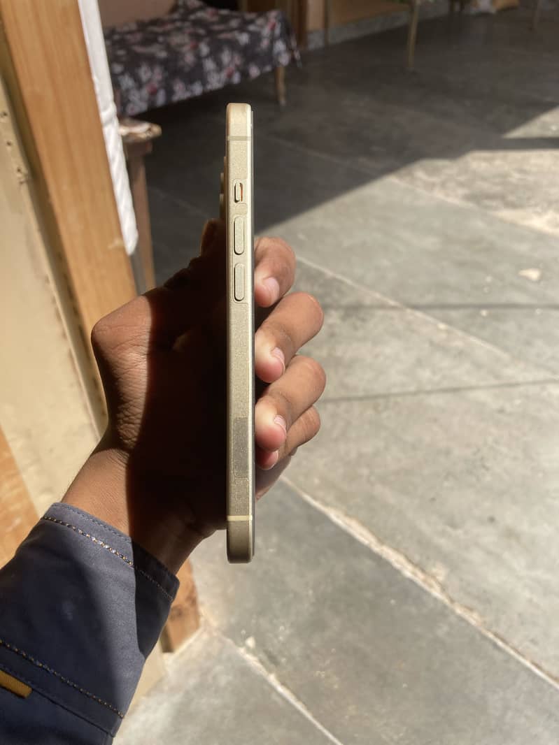 Apple iPhone 15 4