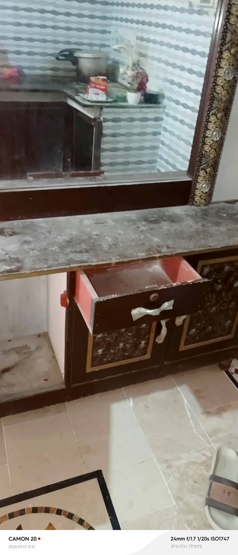 Dressing Table with mirror 3