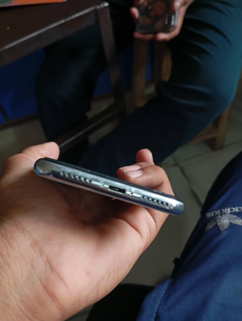 Apple iPhone X 4