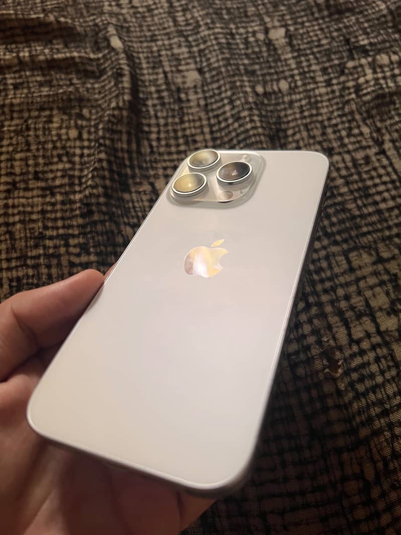 Apple iPhone 16 Pro 0