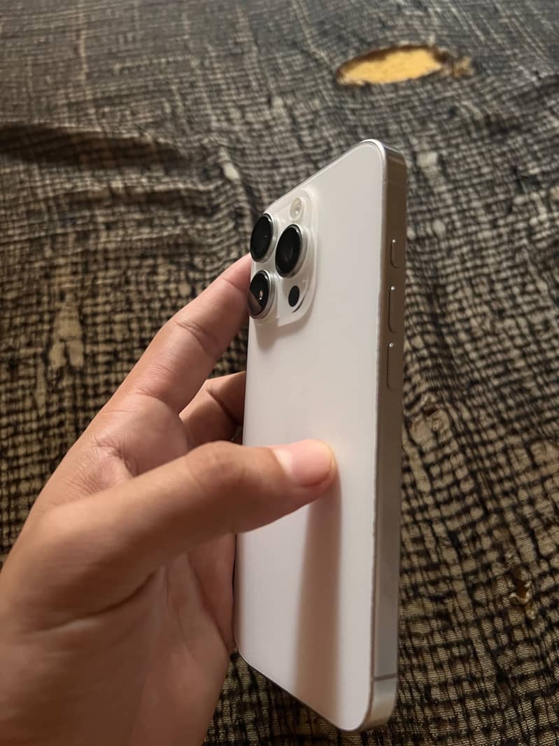 Apple iPhone 16 Pro 1