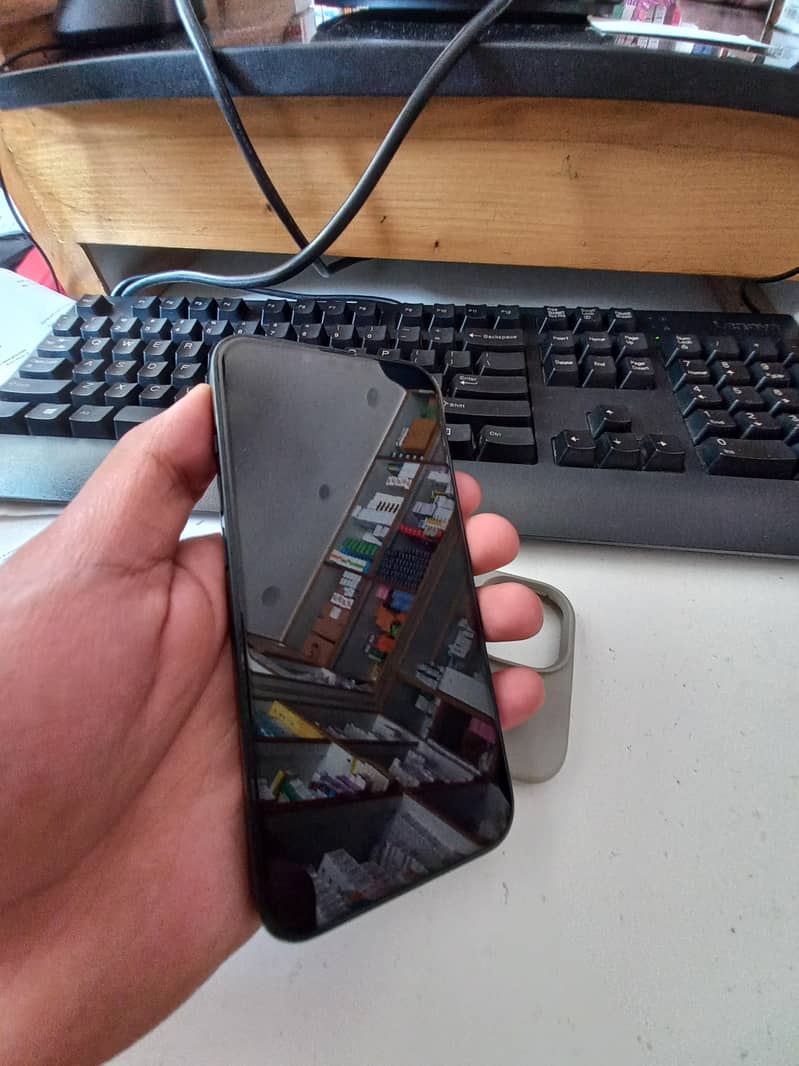 Apple iPhone 13 8