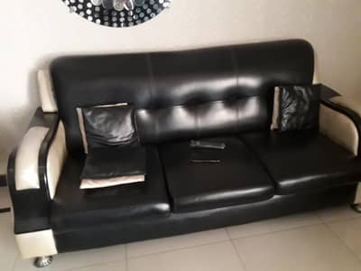 Beautiful sofa set 5 seater in very good condition