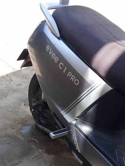 one  hand use Scooty Evee S1 pro
