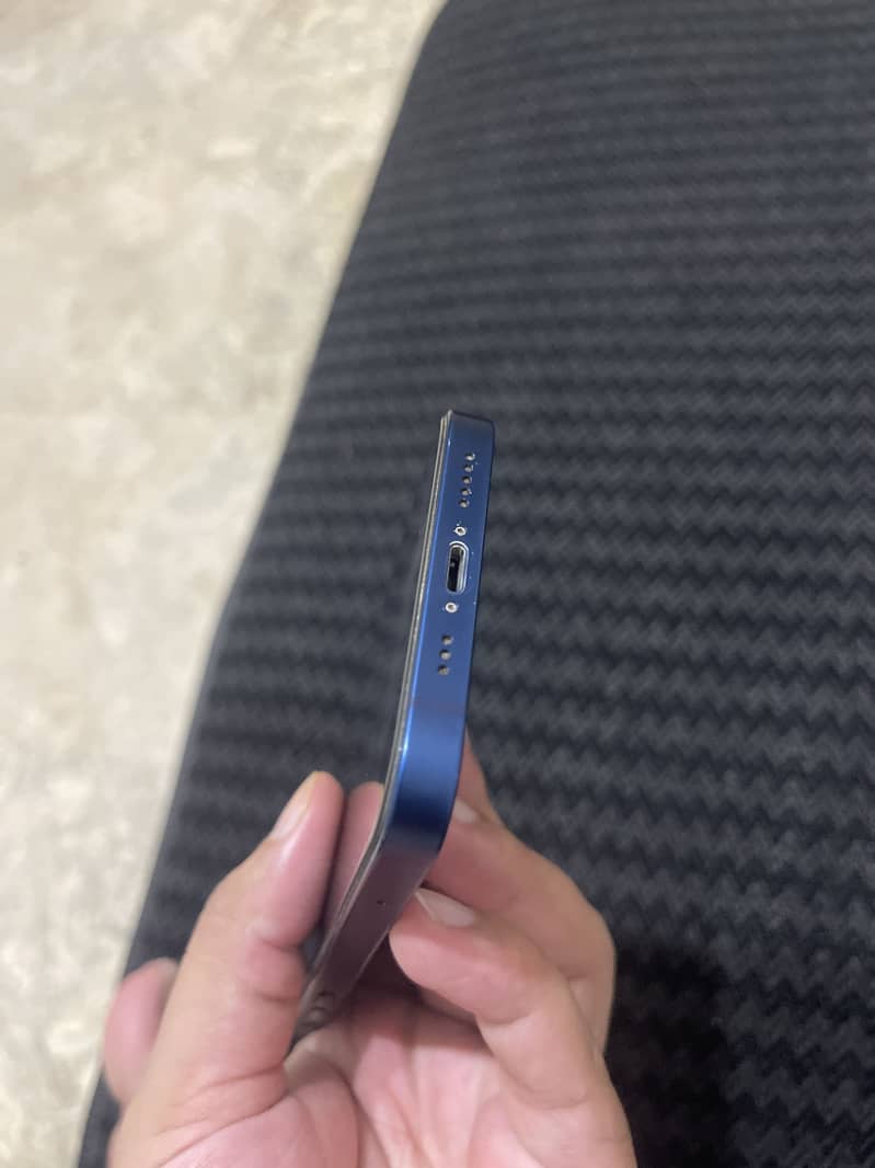 Apple iPhone 12 4
