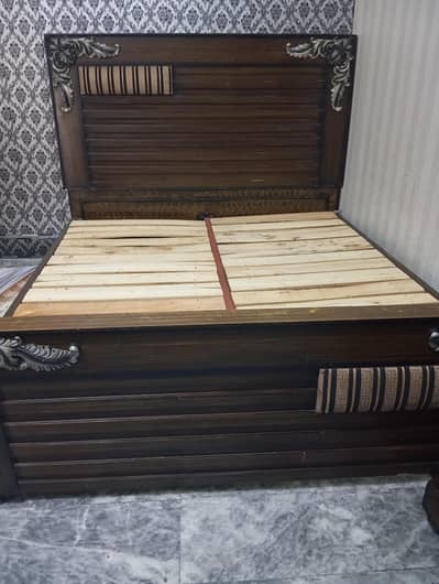 Bed and dressing table for sale