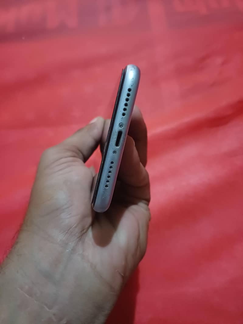 Apple iPhone 11 4
