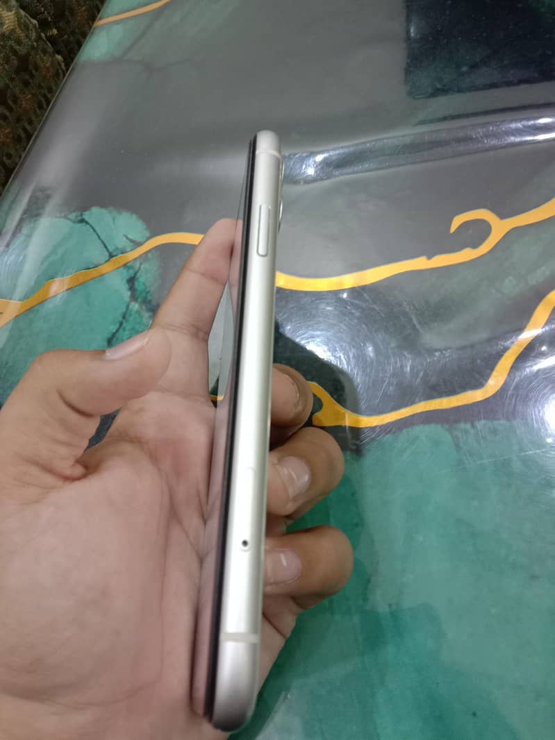 Apple iPhone 11 3