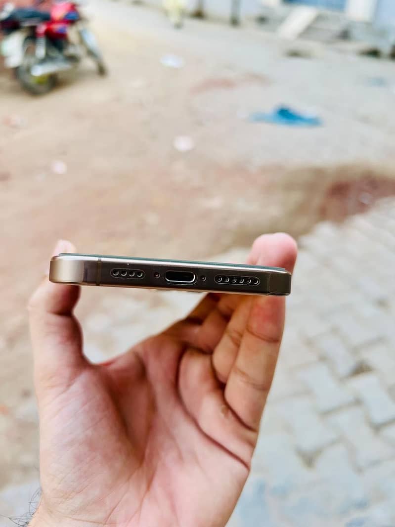 Apple iPhone 16 Pro Max 2