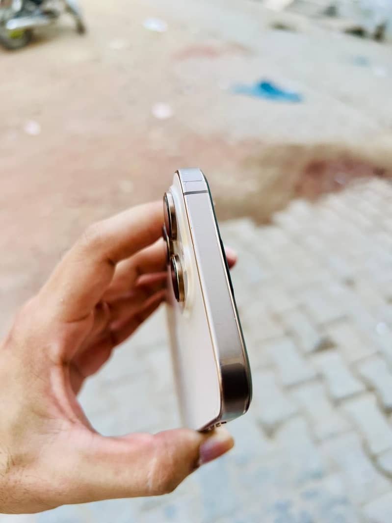 Apple iPhone 16 Pro Max 3