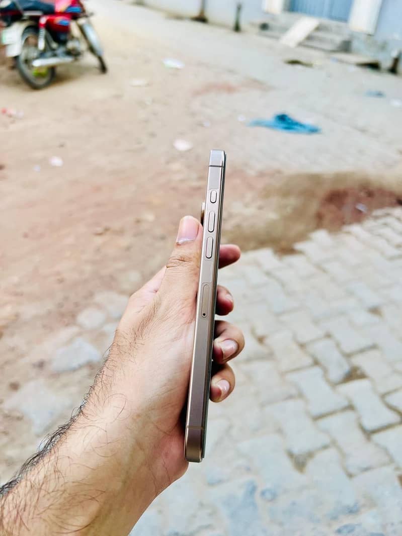 Apple iPhone 16 Pro Max 4