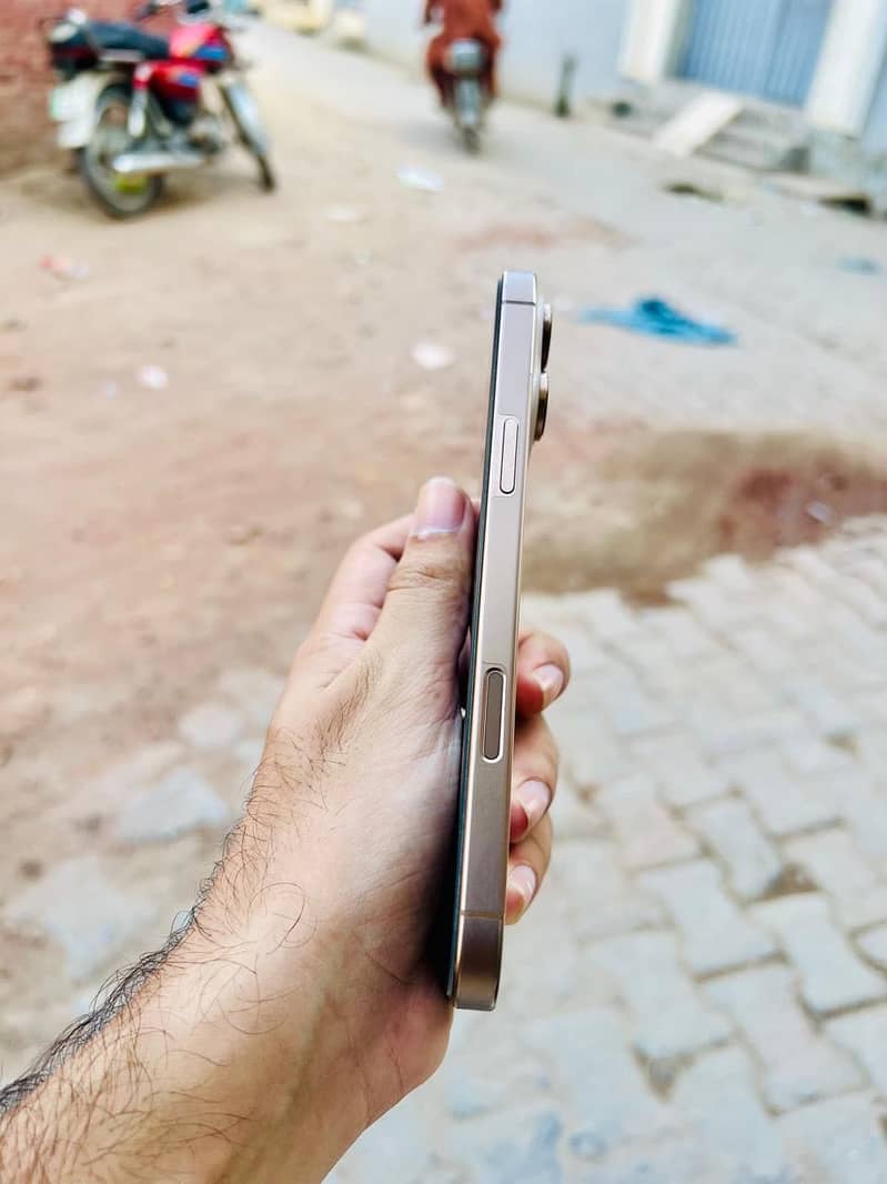 Apple iPhone 16 Pro Max 5