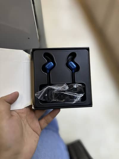 Sporty Bluetooth earphones/handfree