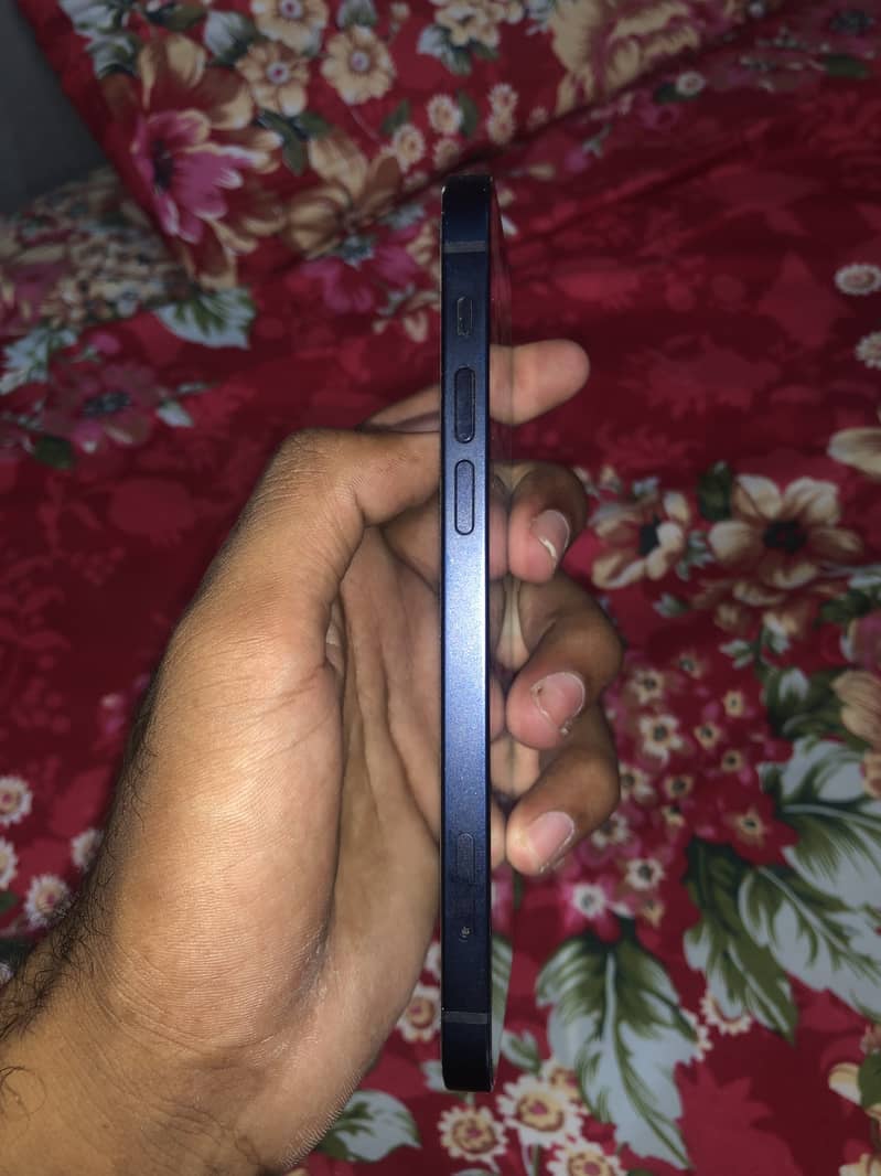 Apple iPhone 12 4