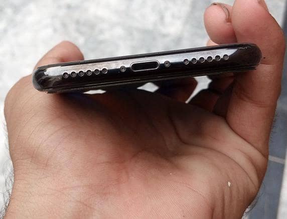 Apple iPhone X 4