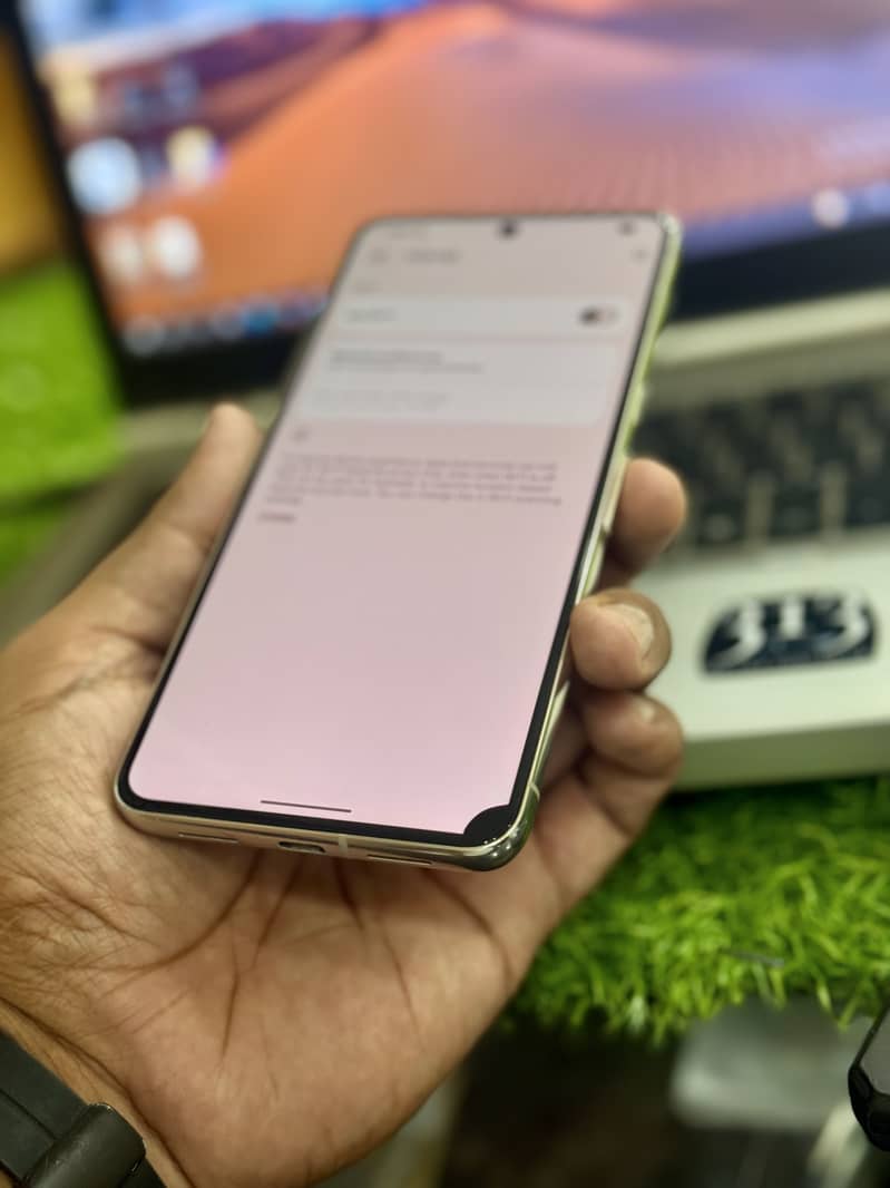 Google Pixel  8 pro pin dot 2