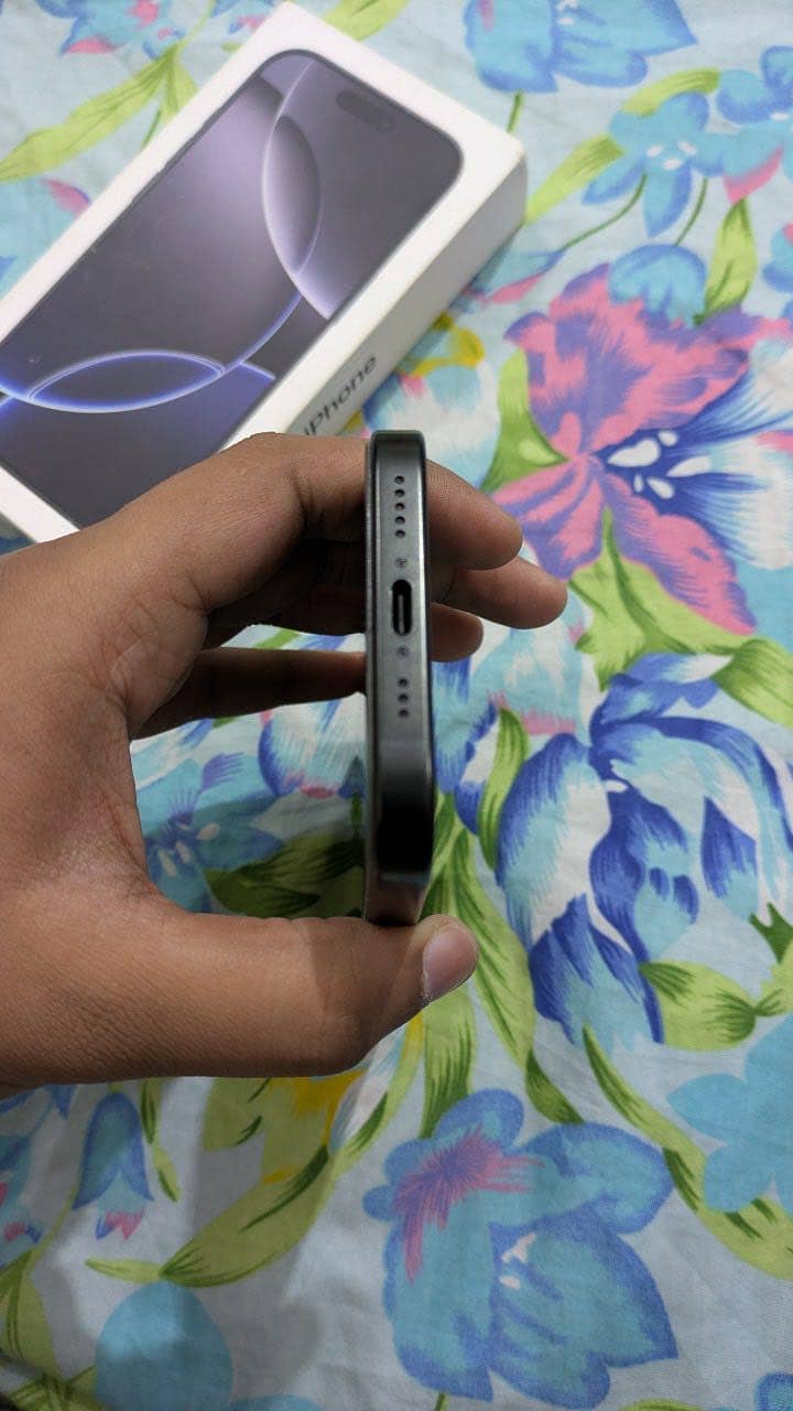 Apple iPhone 16 Pro 3