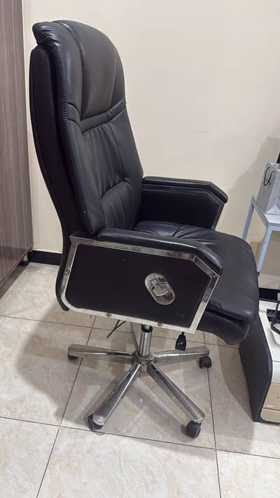 Executive High-Back Office Chair – Comfortable & Adjustable