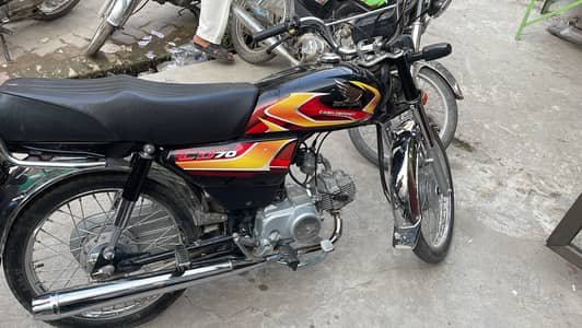 total januan bike hai one hand chali hai number b laga hua hai