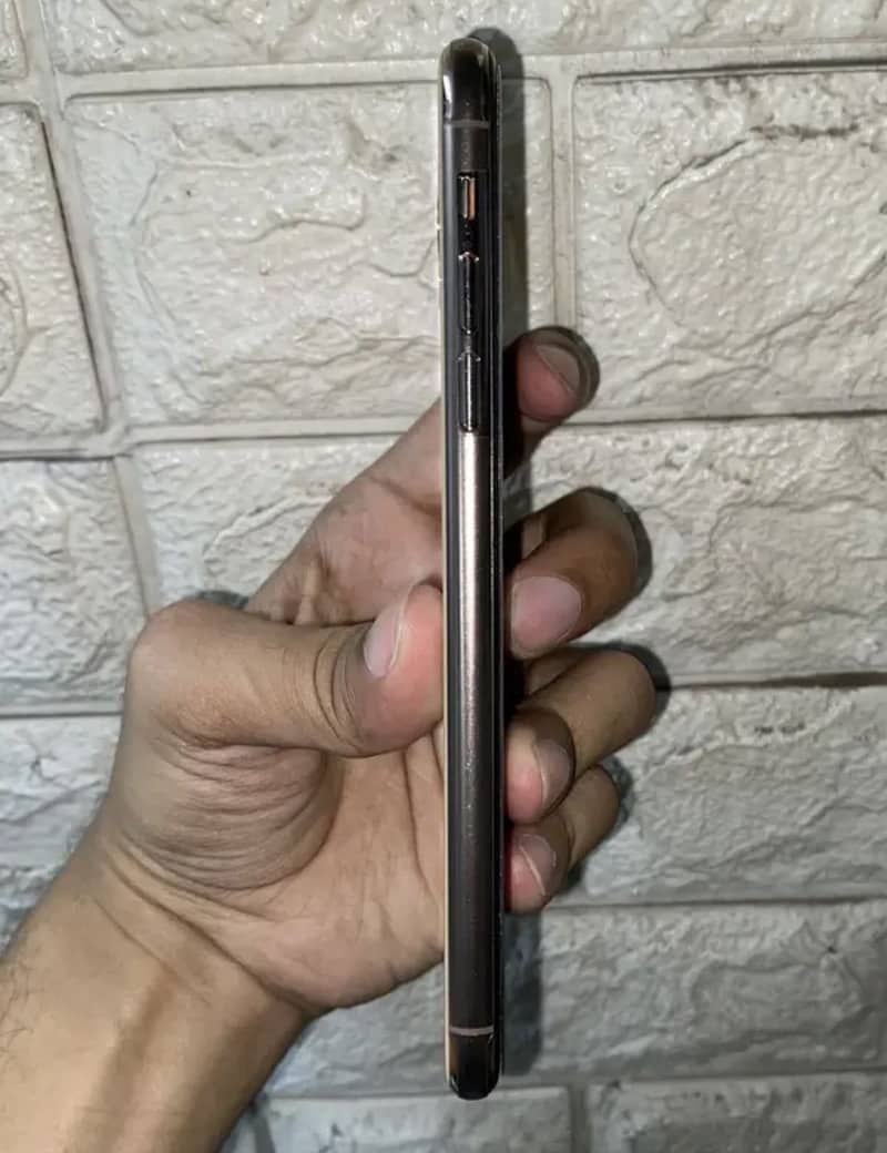 Apple iPhone 11 Pro Max 2