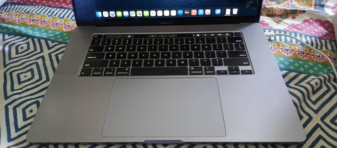 MacBook pro 16inch touch bar 4k Retina i7 16gb 512 8 hours battery
