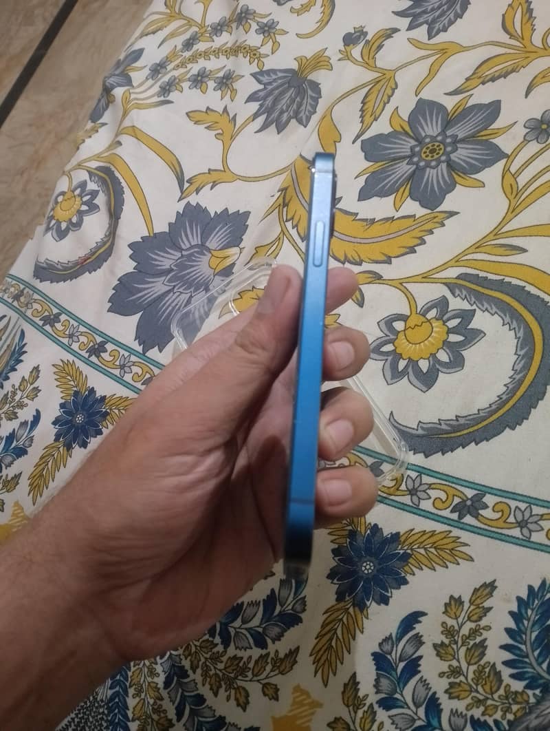 Apple iPhone 12 4