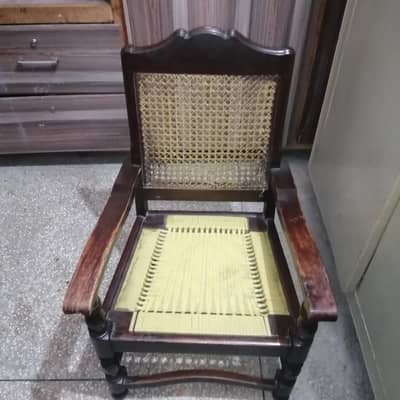 4 chairs 1 shocash achi condition ma ha