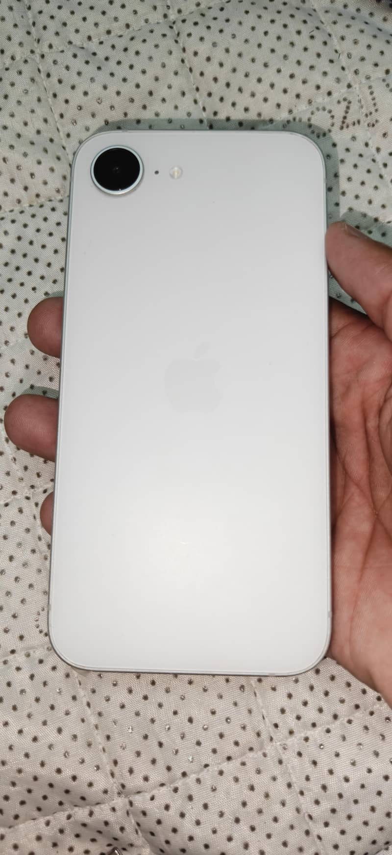 Apple iPhone 16e 1