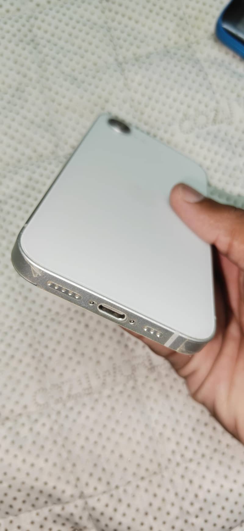 Apple iPhone 16e 3