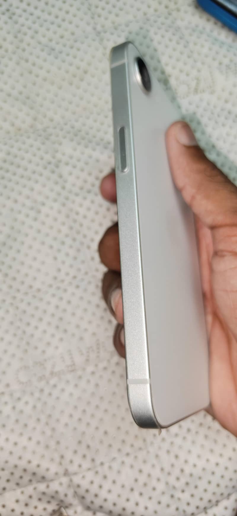 Apple iPhone 16e 4