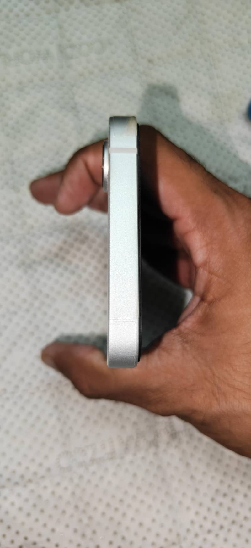 Apple iPhone 16e 5
