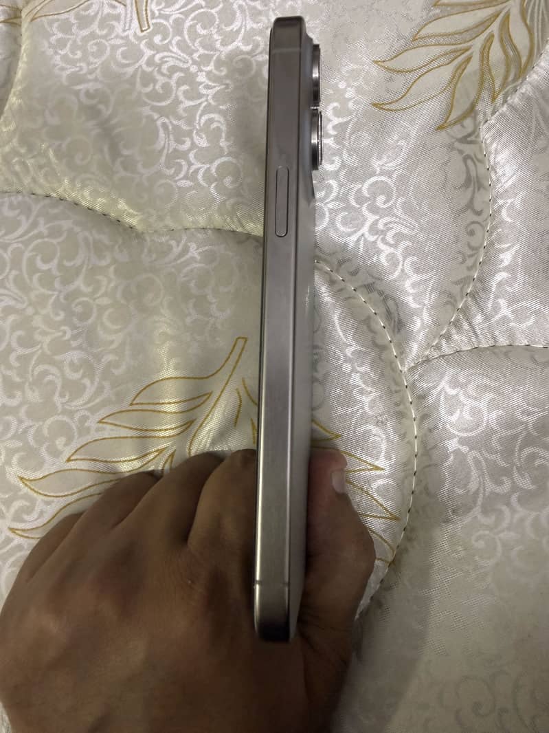Apple iPhone 15 Pro Max 4