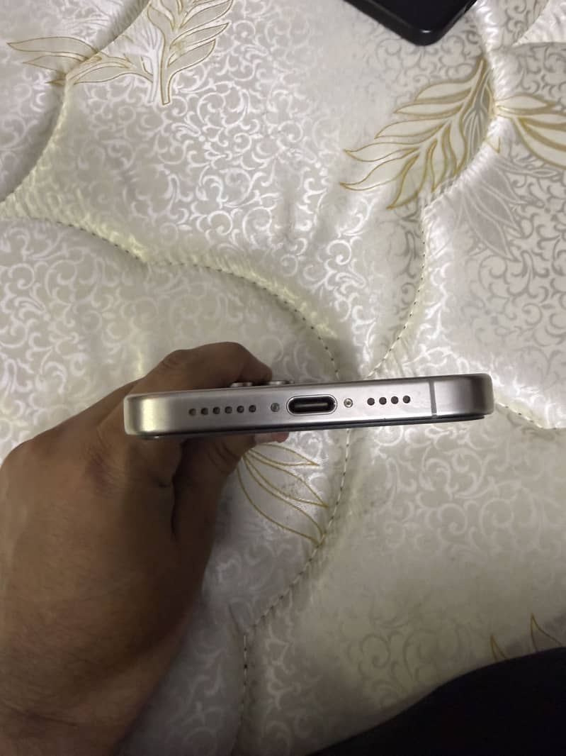 Apple iPhone 15 Pro Max 6