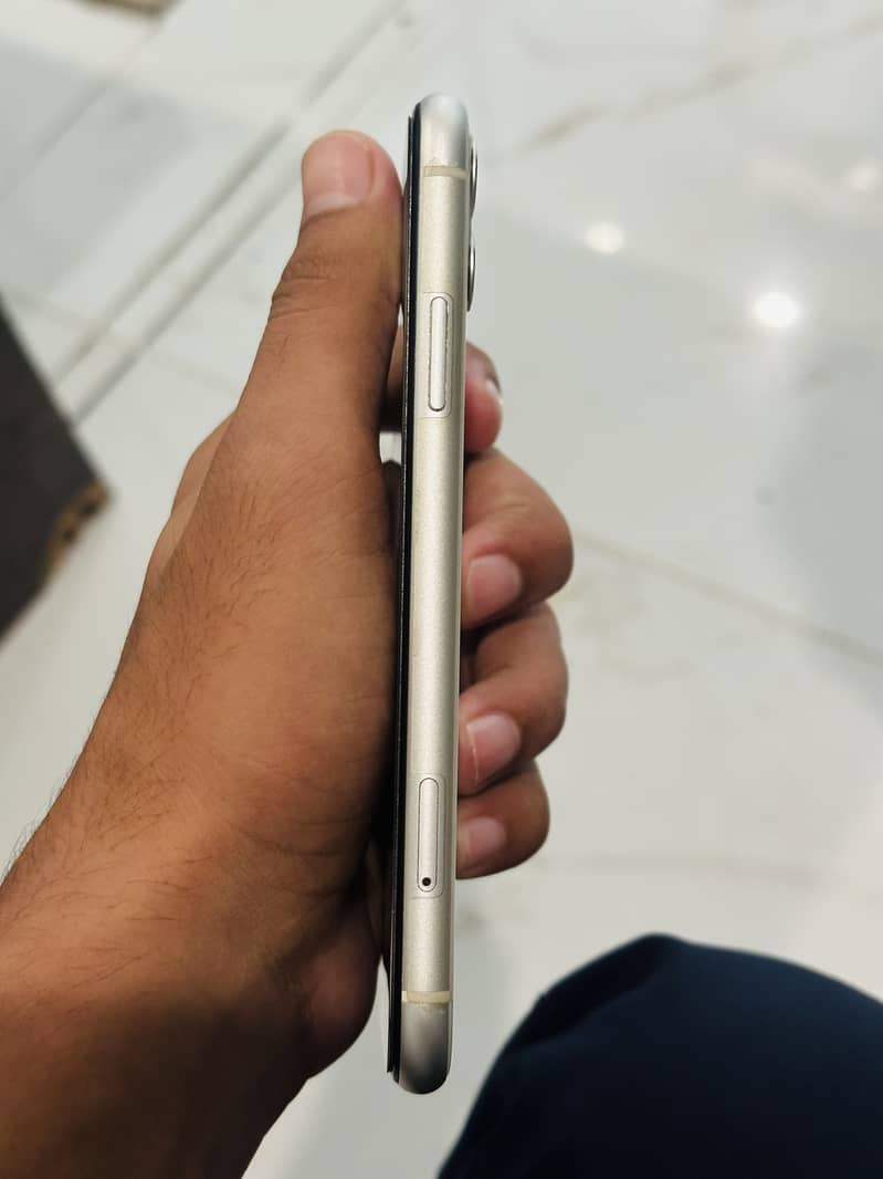 Apple iPhone 11 3
