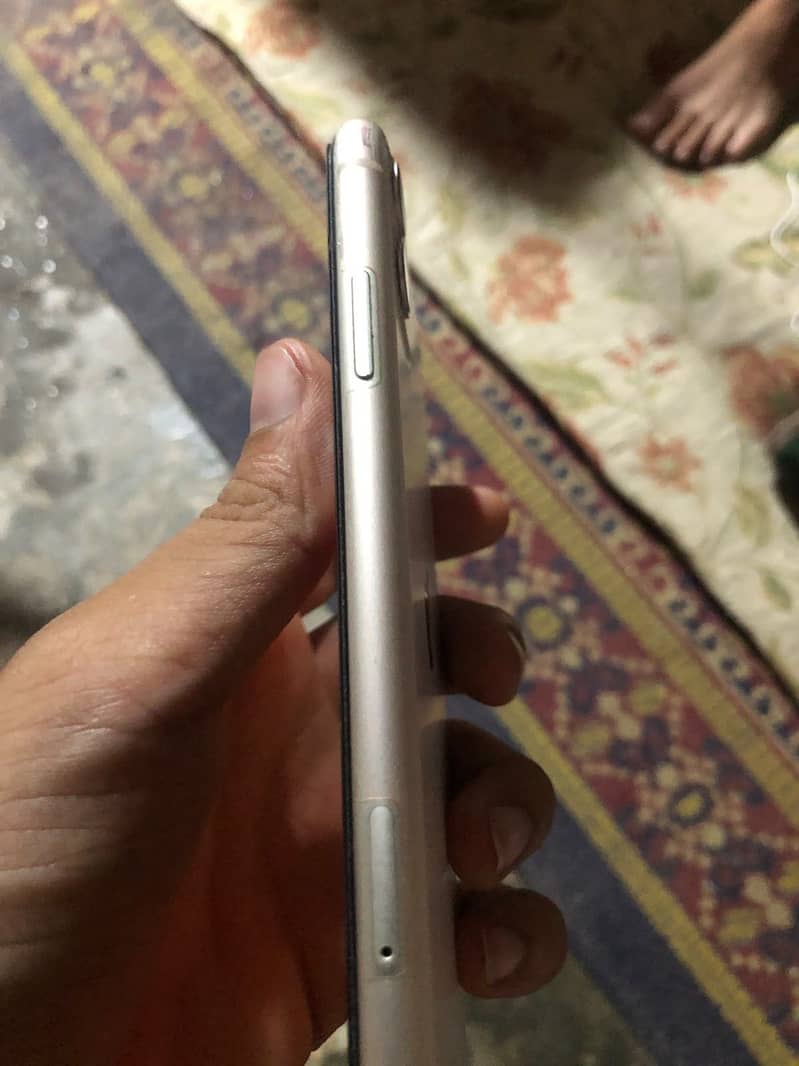 Apple iPhone 11 4
