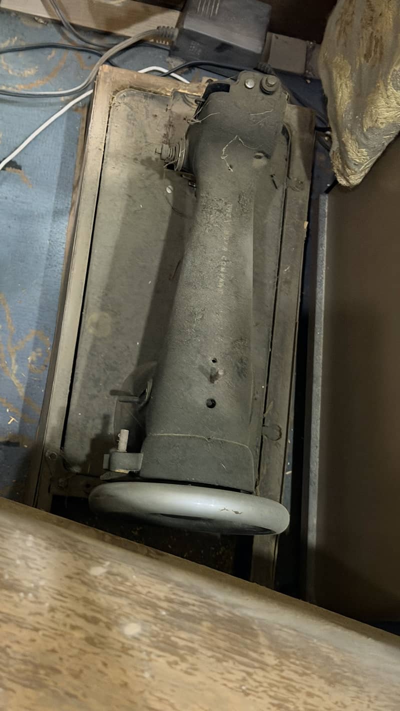 Two Singer machine 0