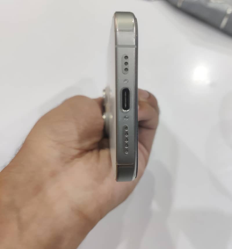 Apple iPhone 15 Pro 4