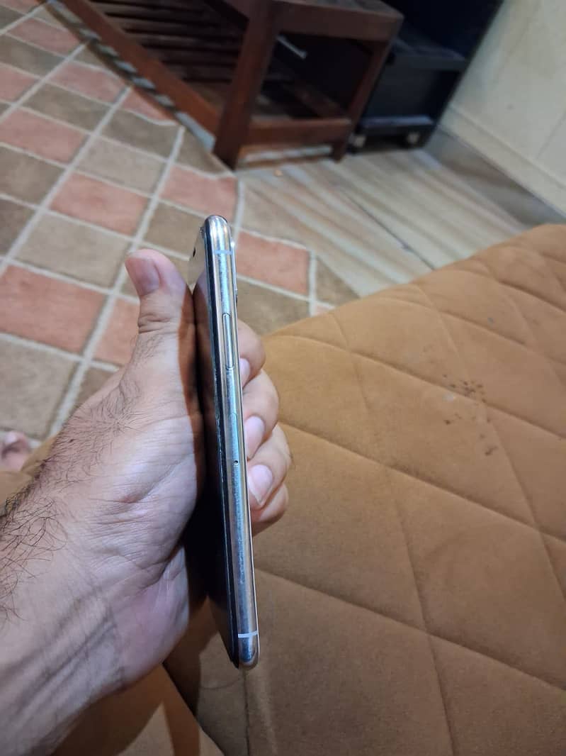 Apple iPhone X 4