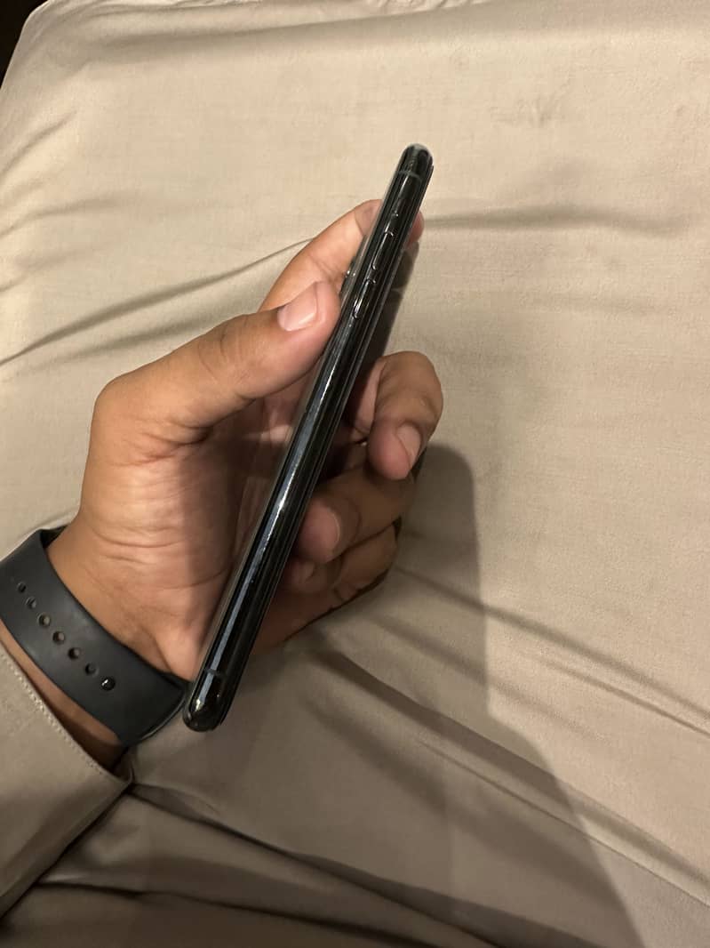 Apple iPhone 11 Pro Max 4